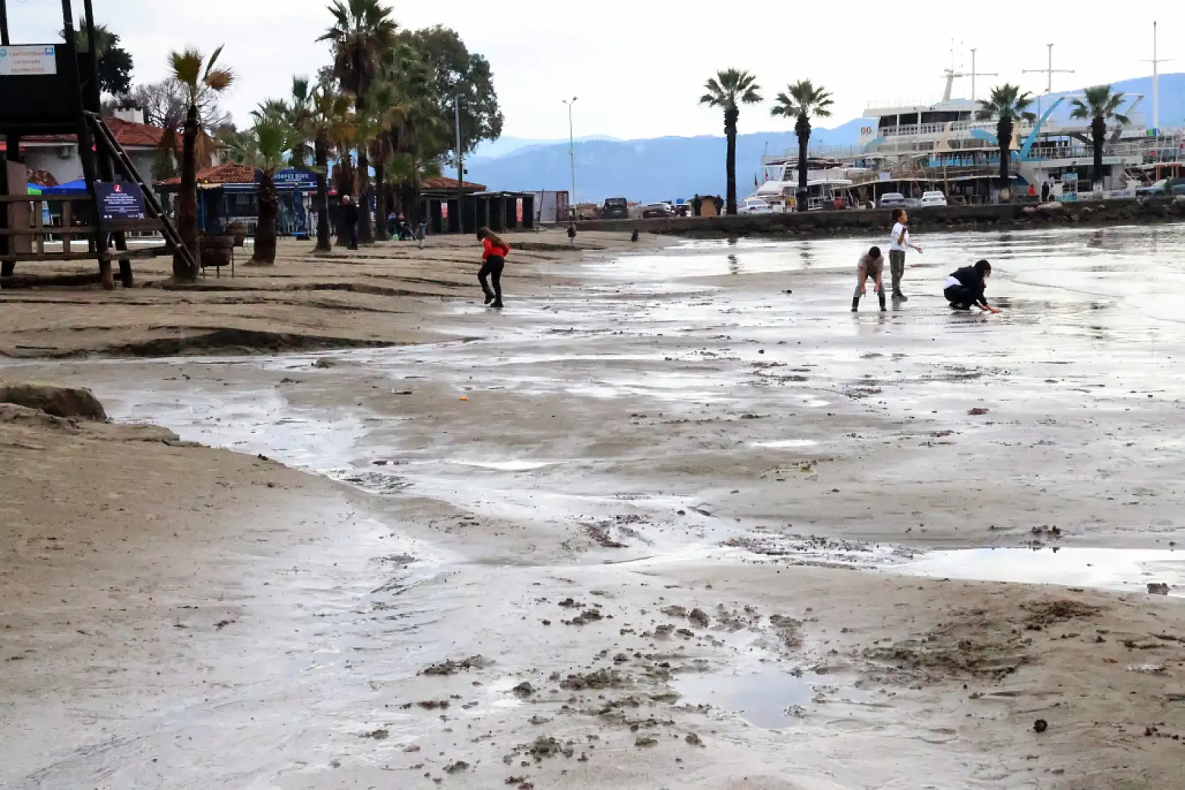 Muğla Akyaka'da sağanak sonrası deniz 10 metre çekildi