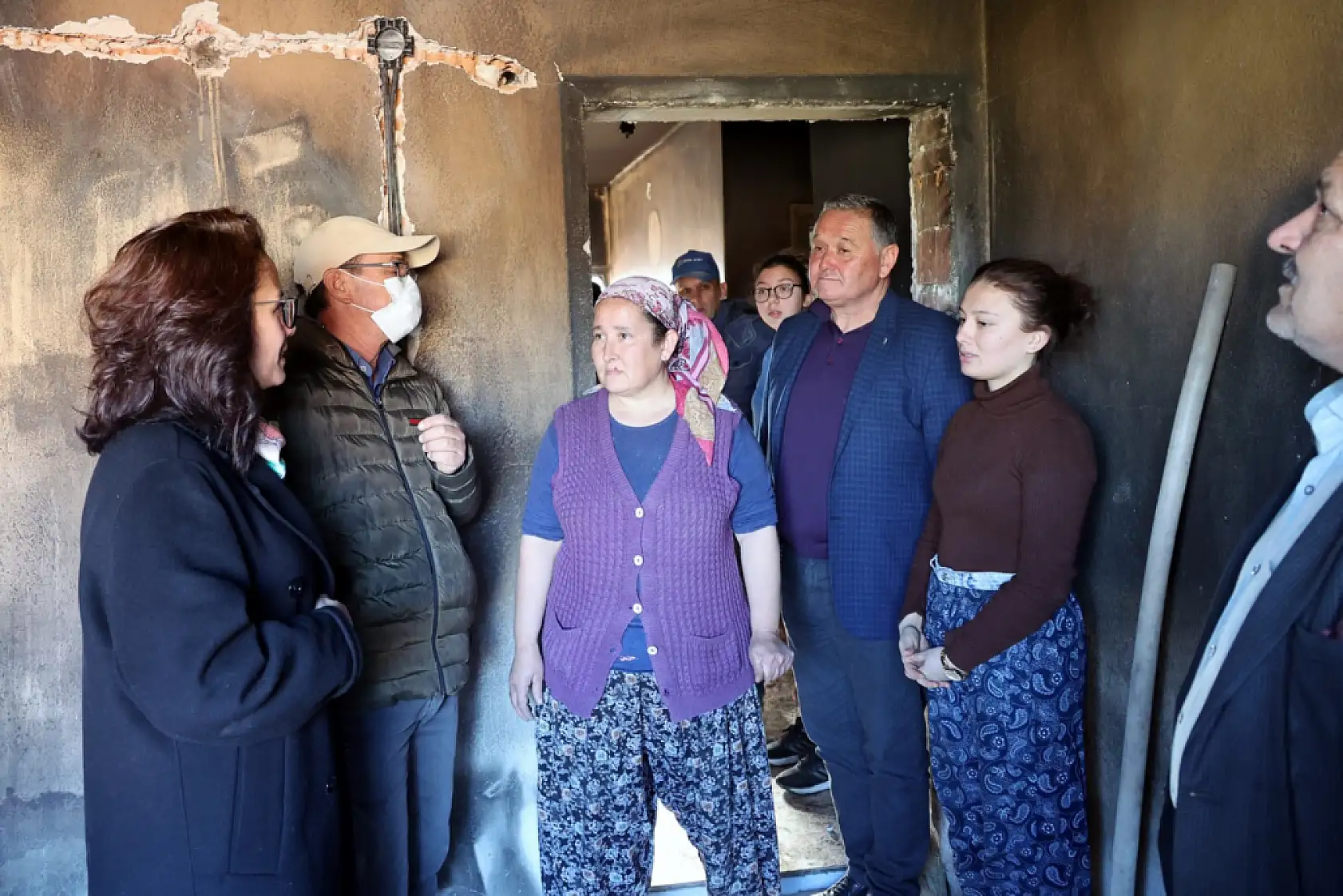 Menteşe'de yangın mağduru aileye Belediye Başkanı Gonca Köksal Aras'tan destek