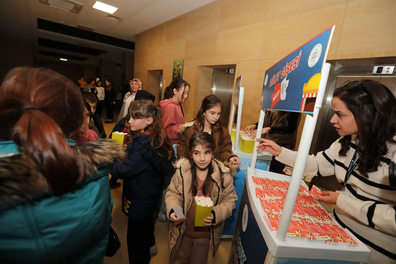 Başkan Aras'ın çocuklara sinema hediyesi yoğun ilgi gördü