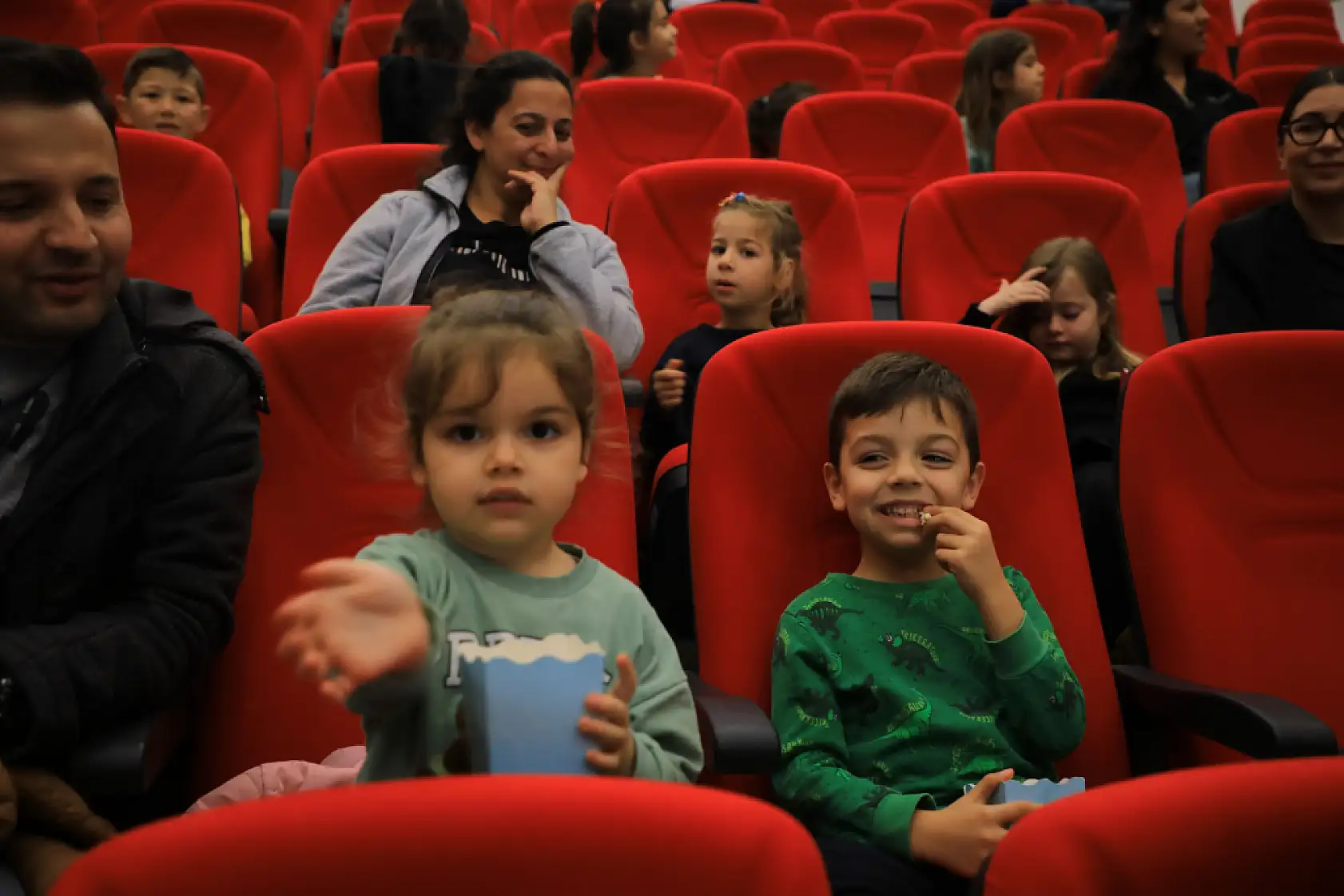 Başkan Aras'ın çocuklara sinema hediyesi yoğun ilgi gördü