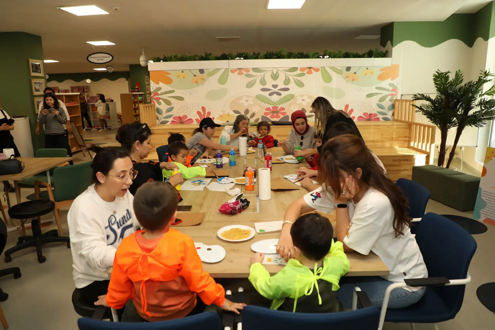 Muğla Büyükşehir Oyuncak Kütüphanesi'nde, Anne ve Çocuklar Birlikte Eğleniyor 