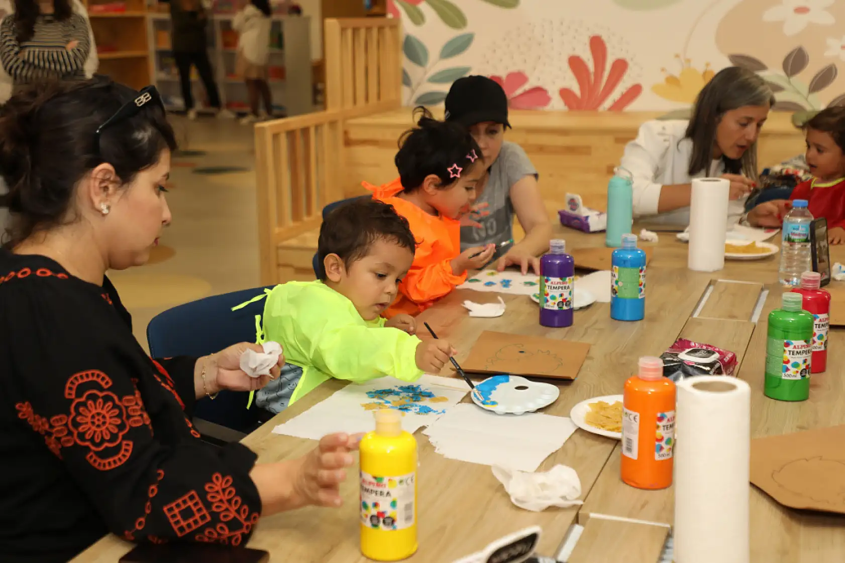 Muğla Büyükşehir Oyuncak Kütüphanesi'nde, Anne ve Çocuklar Birlikte Eğleniyor 