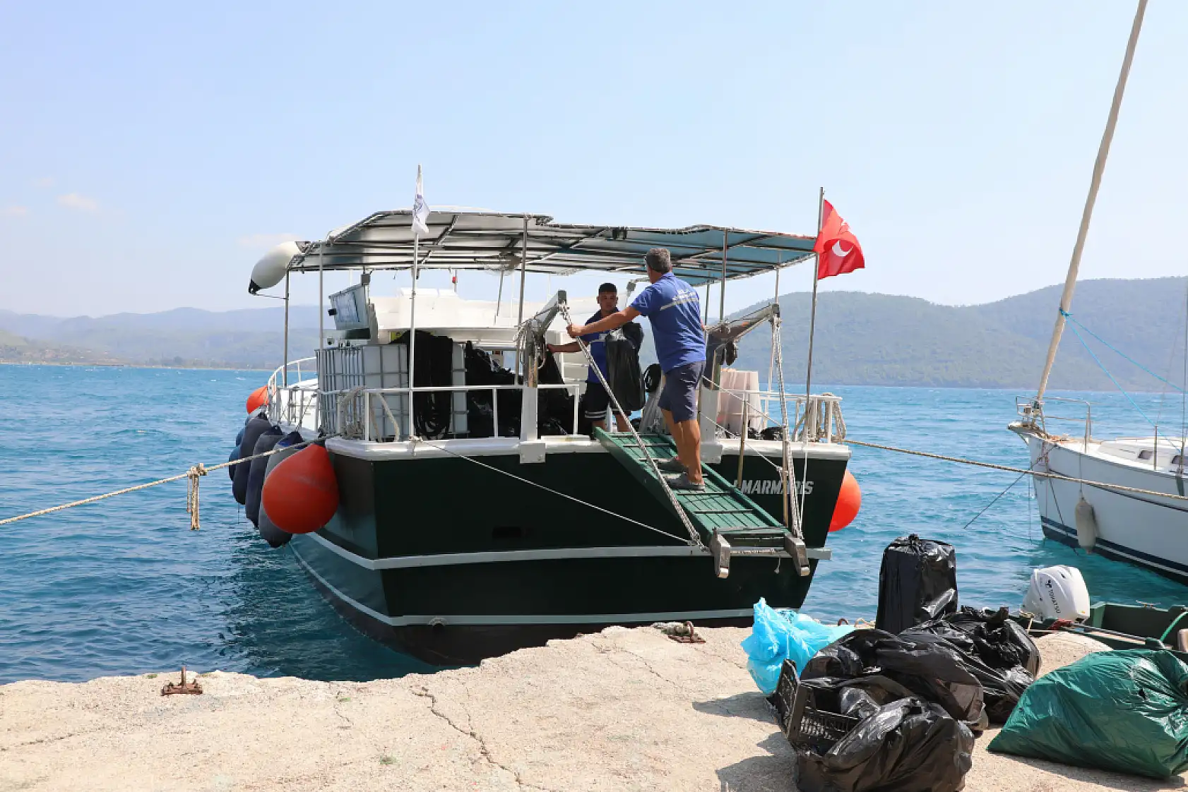 Muğla Büyükşehirden Araçsız Koylara Denizden Müdahale