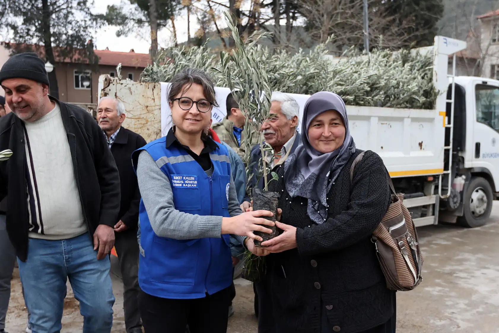 Muğla Büyükşehir'den Ula'da Üreticiye Zeytin ve Ceviz Fidanı Desteği