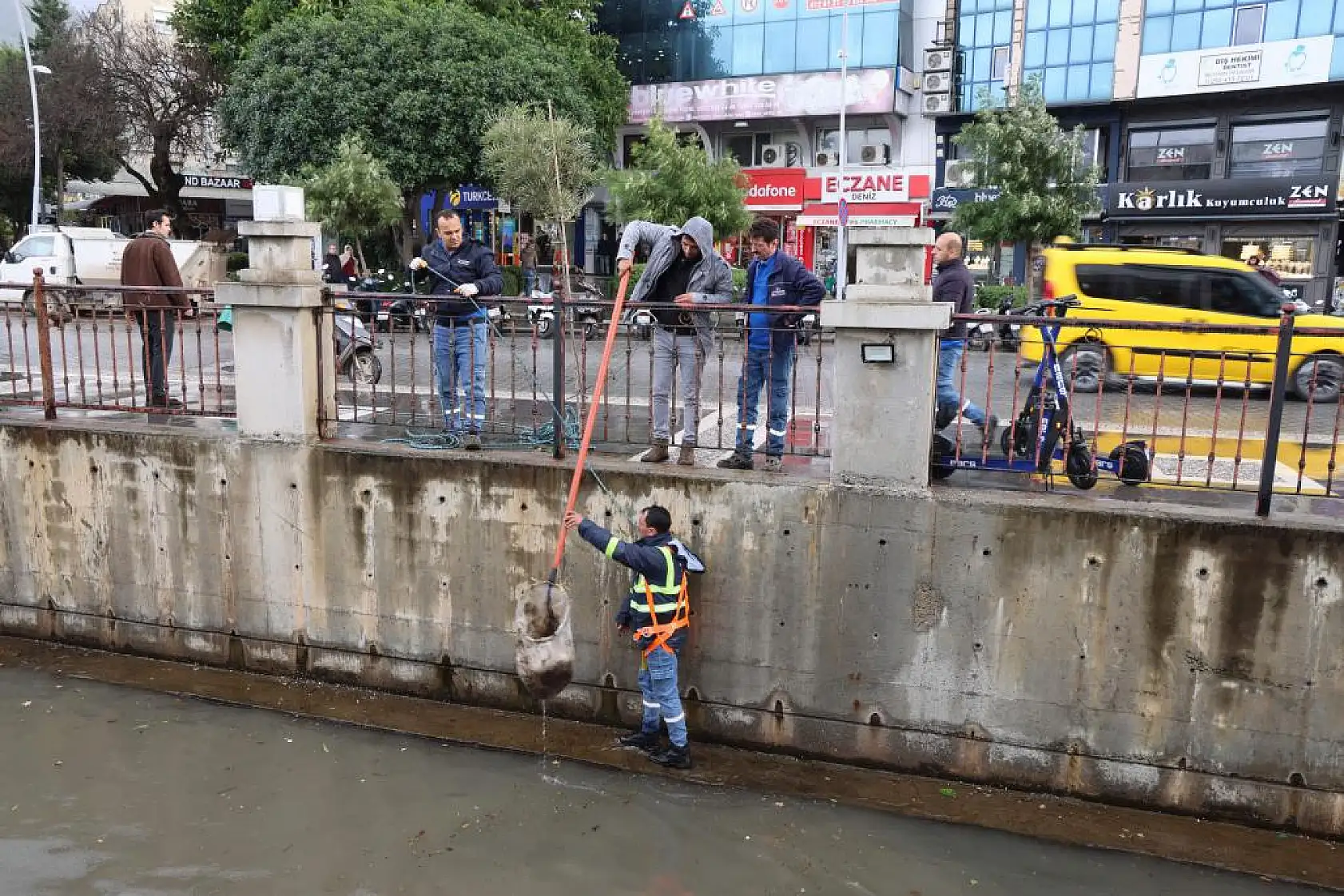 Temizlik Ekipleri Çalışmalarına Devam Ediyor