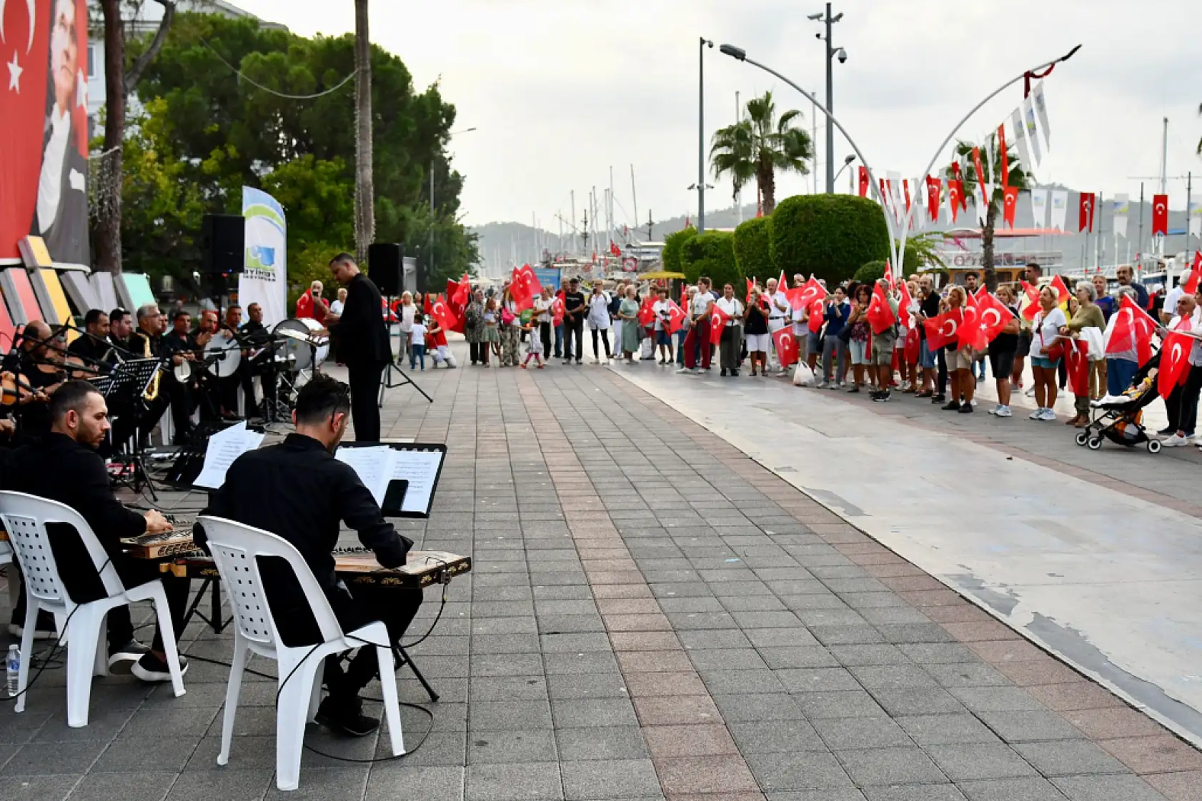 Fethiye'de Kent Orkestrası'ndan 'Cumhuriyet Şarkıları'