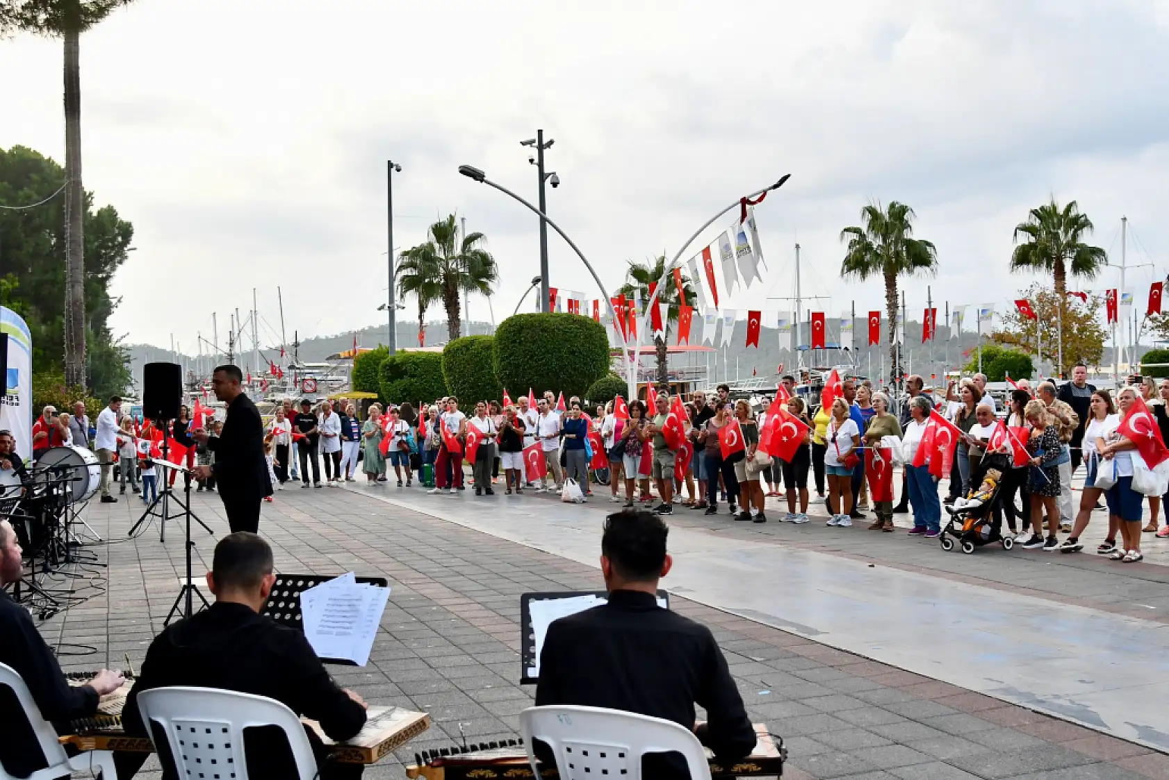 Fethiye'de Kent Orkestrası'ndan 'Cumhuriyet Şarkıları'