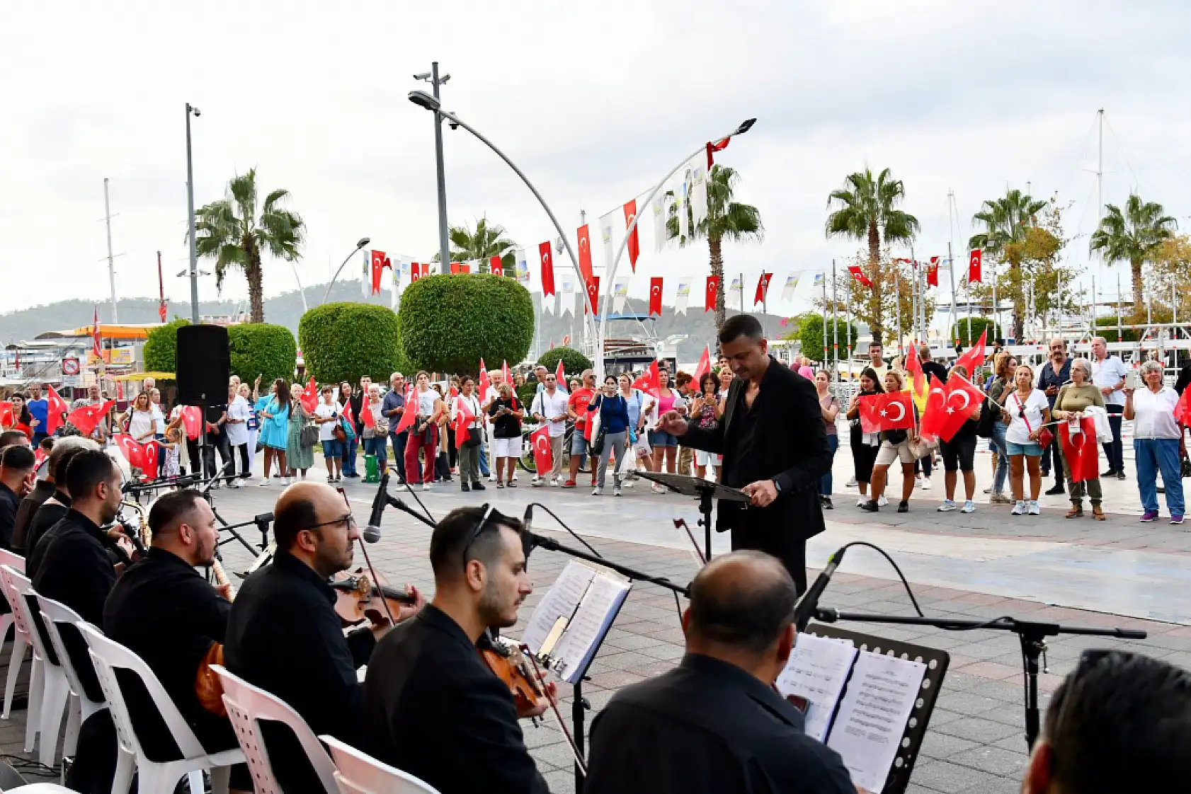 Fethiye'de Kent Orkestrası'ndan 'Cumhuriyet Şarkıları'