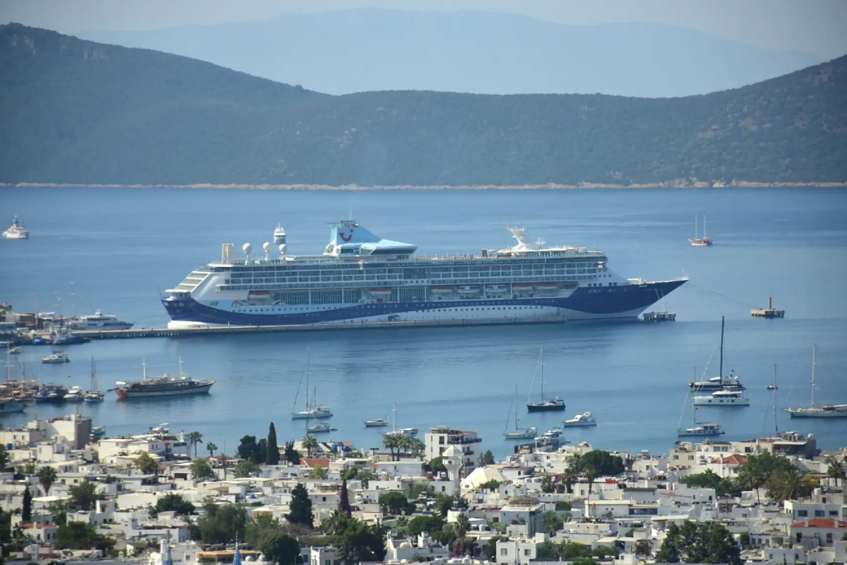Marella Discovery 2 kruvaziyeri 1708 yolcusuyla Bodrum'a geldi