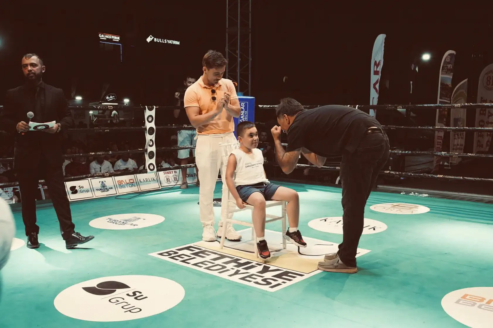 Fethiye'de Boks Gecesi'nde DMD Hastası Yusuf Eymen İçin Umut Büyüdü
