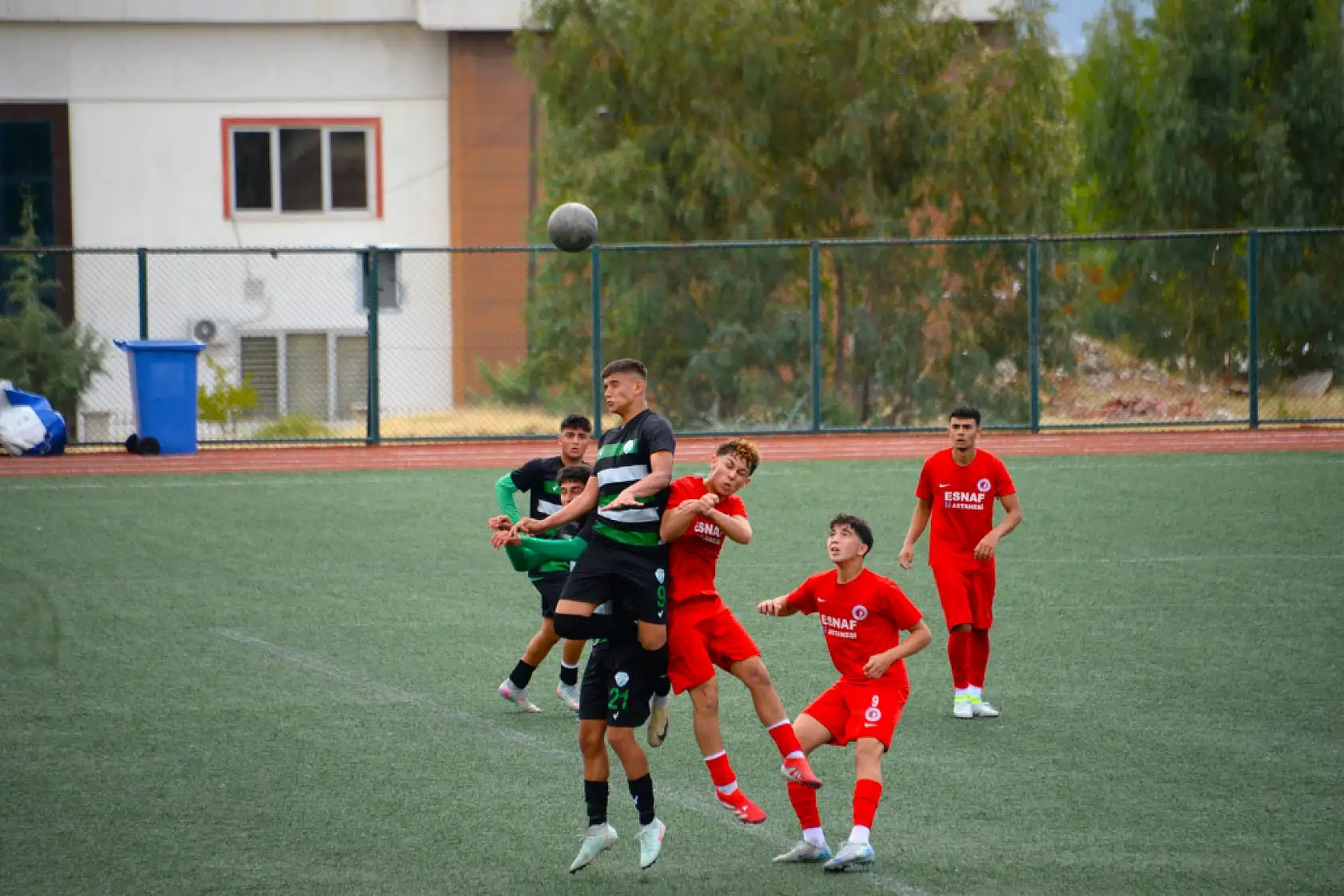 Fethiyesporlu futbolcular gençleri yalnız bırakmadı