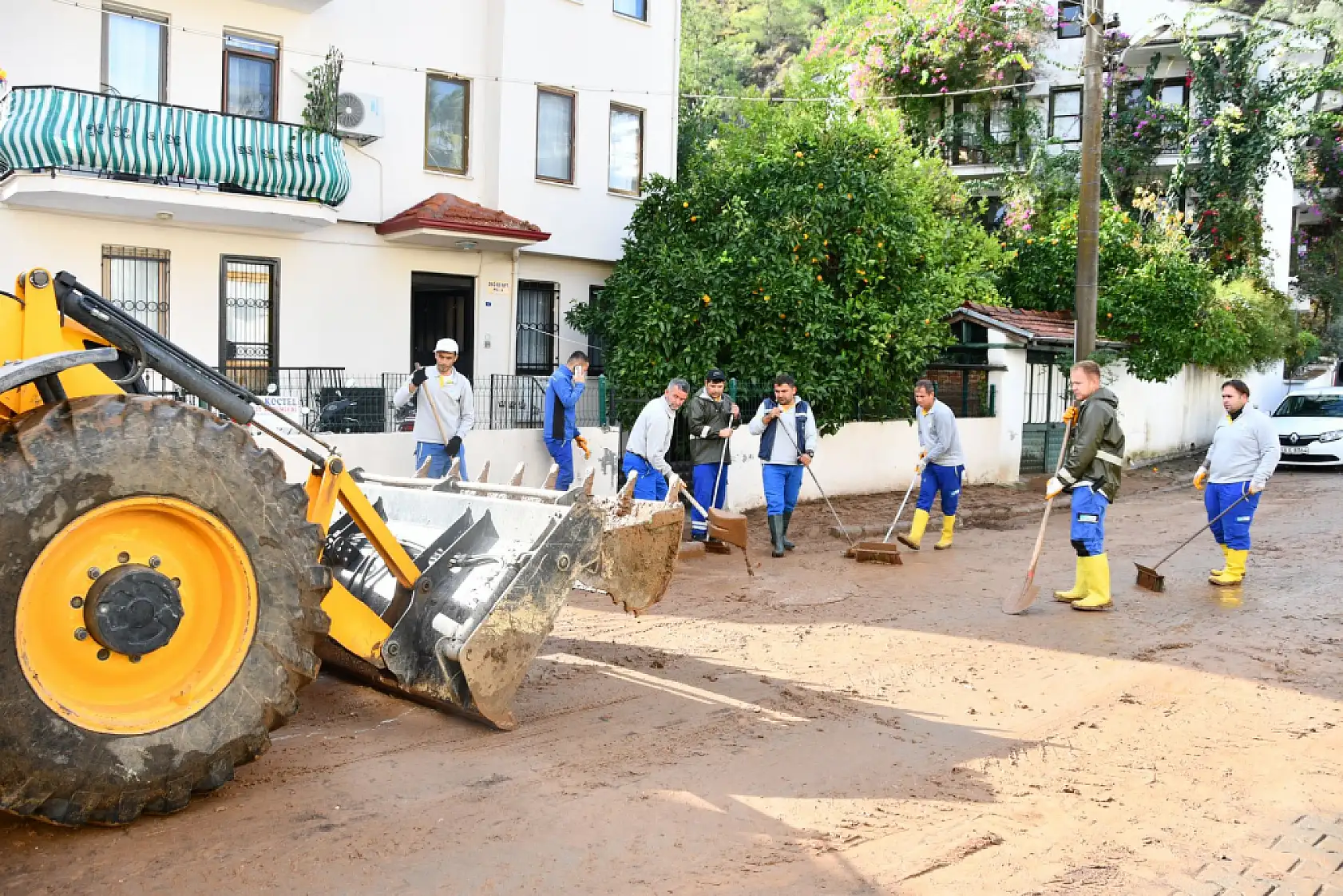Fethiye'de Çalışmalar Dün Geceden Beri Tüm Hızıyla Devam Ediyor