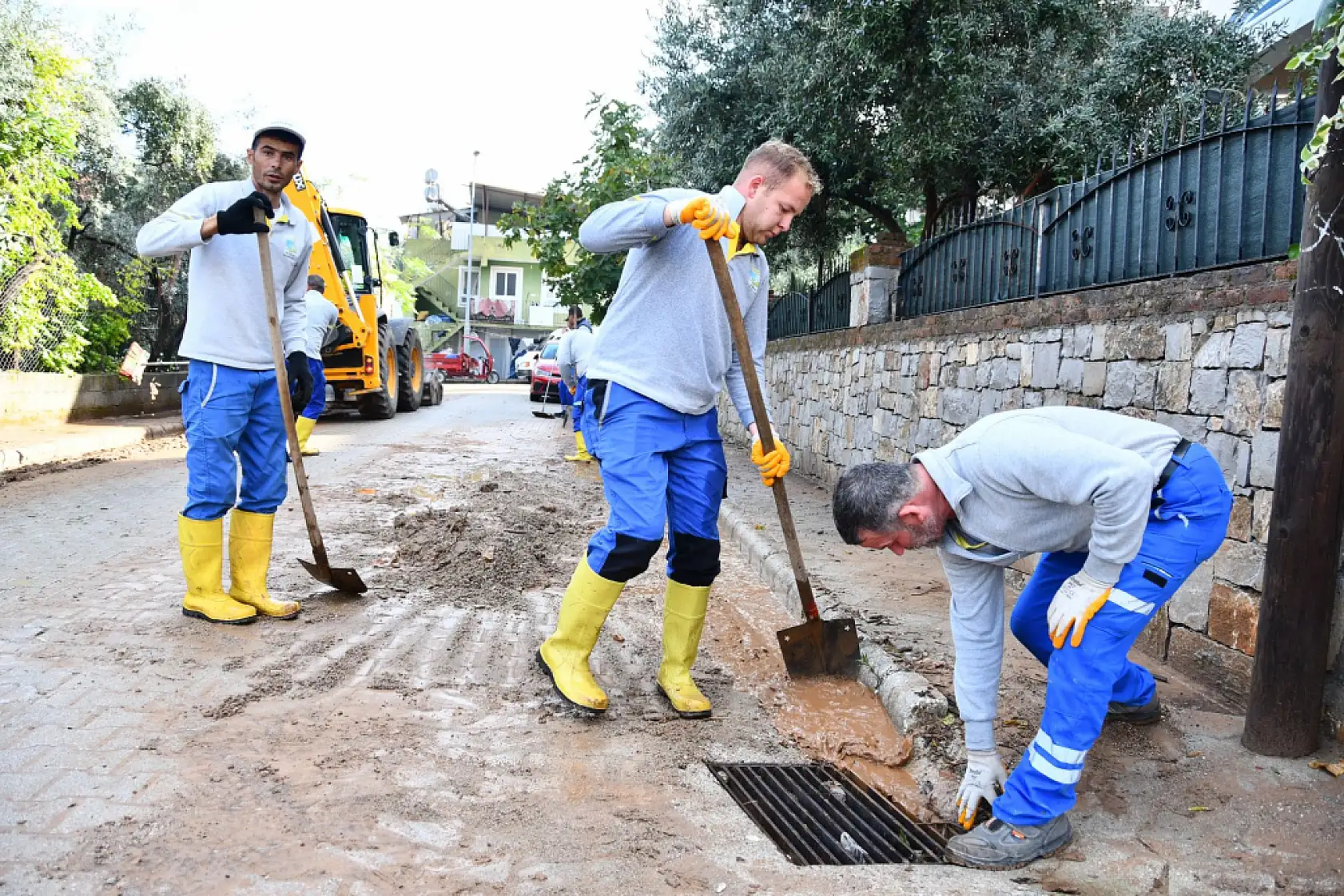 Fethiye'de Çalışmalar Dün Geceden Beri Tüm Hızıyla Devam Ediyor