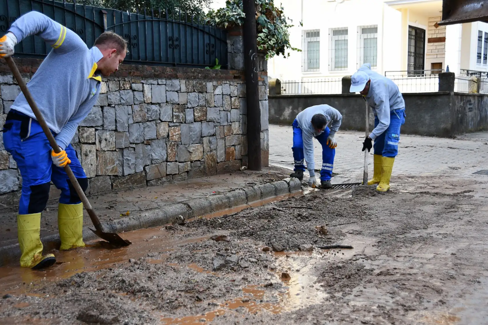 Fethiye'de Çalışmalar Dün Geceden Beri Tüm Hızıyla Devam Ediyor
