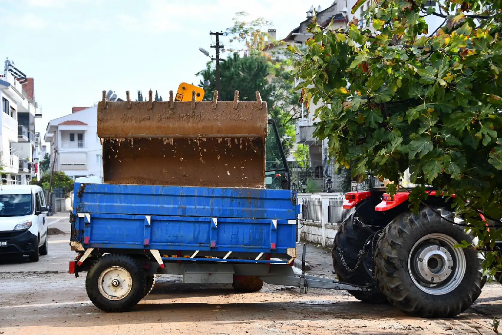 Fethiye'de Çalışmalar Dün Geceden Beri Tüm Hızıyla Devam Ediyor
