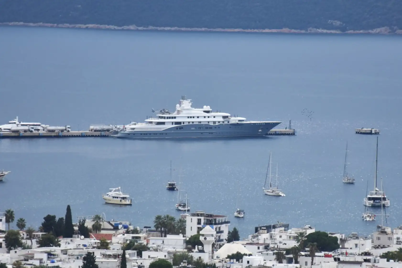 Mega yat 'Radiant'a Bodrum'da yakıt ikmali yapıldı