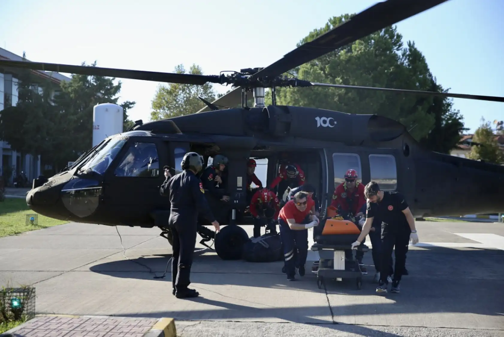 Fethiye'de kayalık alana düşen yamaç paraşütündeki 1 kişi öldü, 1 kişi yaralandı