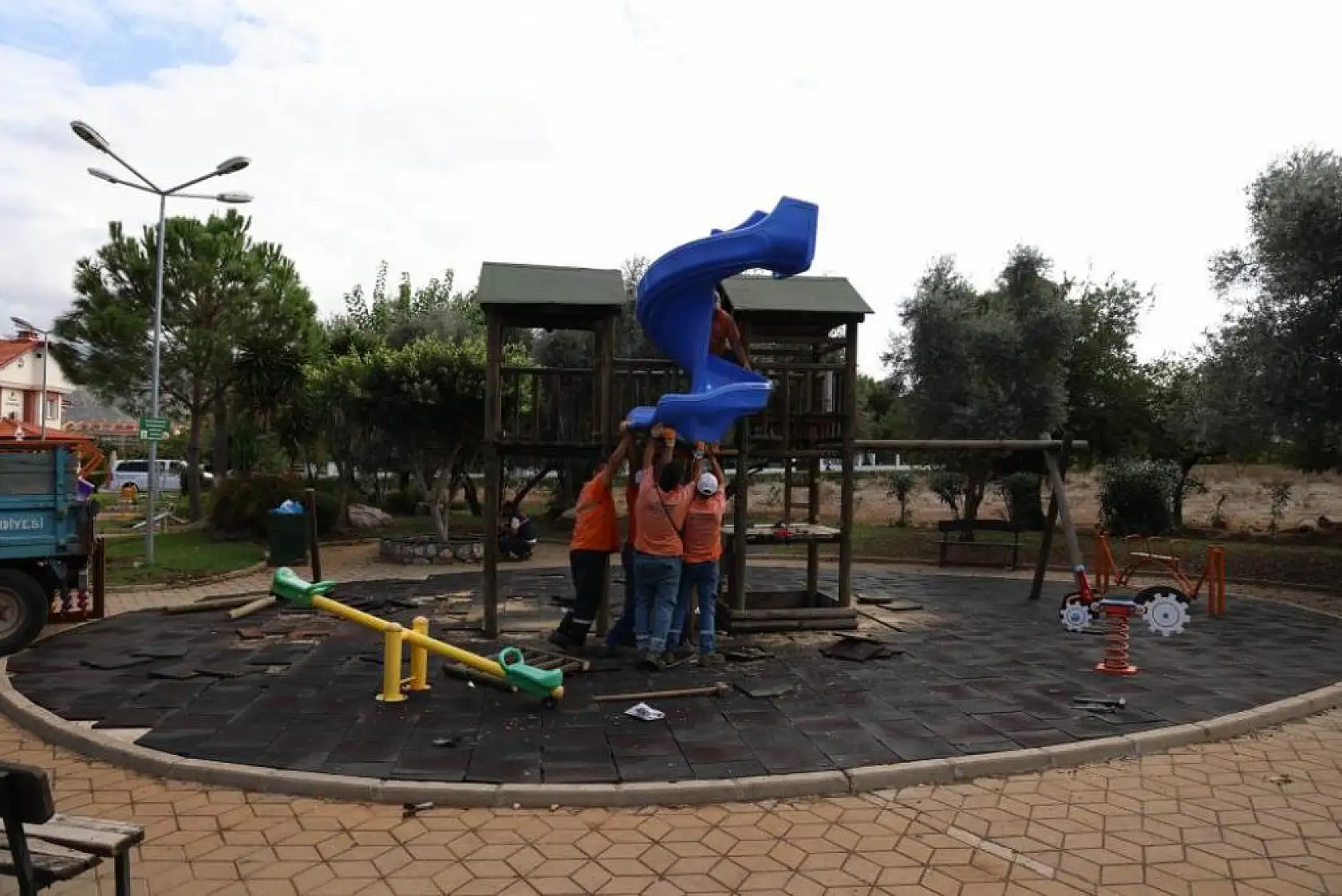 Parklar yenilenmeye devam ediyor