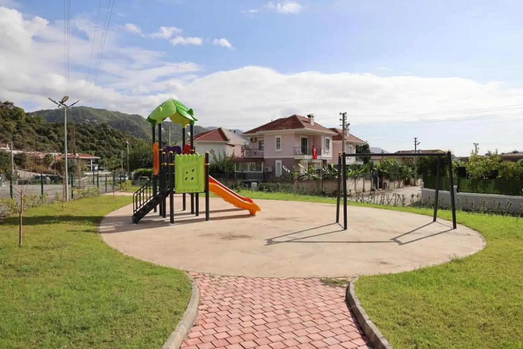 Parklar yenilenmeye devam ediyor