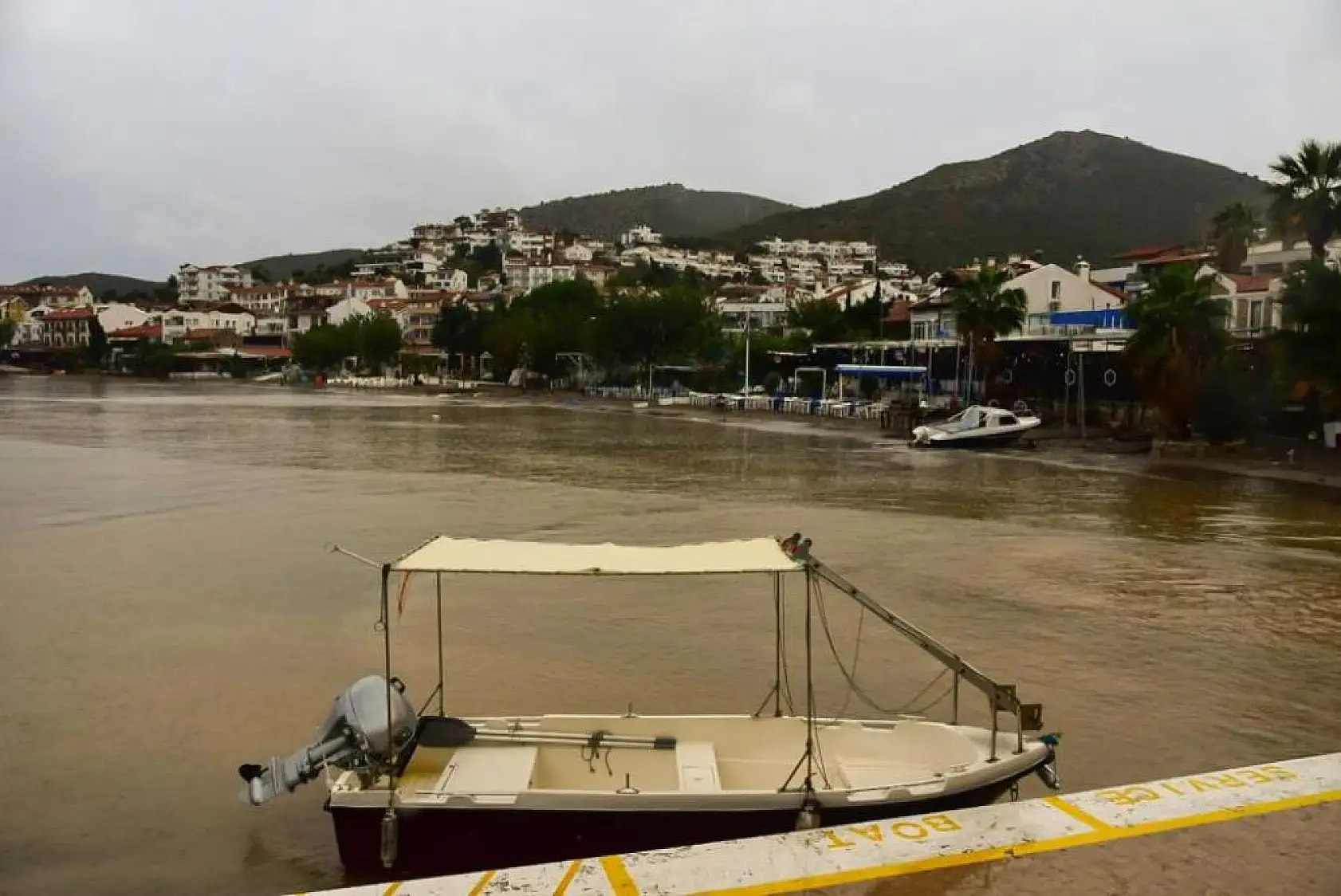 Aşırı yağış sonrası deniz çamur rengine büründü