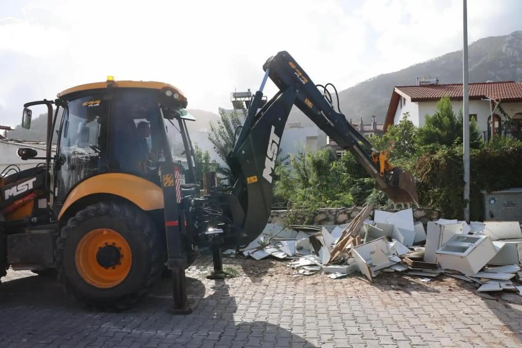 Belediye temizlik çalışmalarına devam ediyor