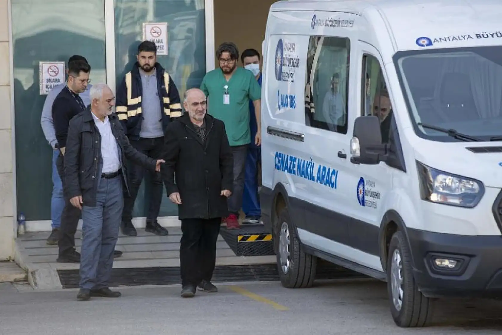 Acılı baba günlerdir aradığı kızının cenazesini gözyaşları arasında teslim aldı