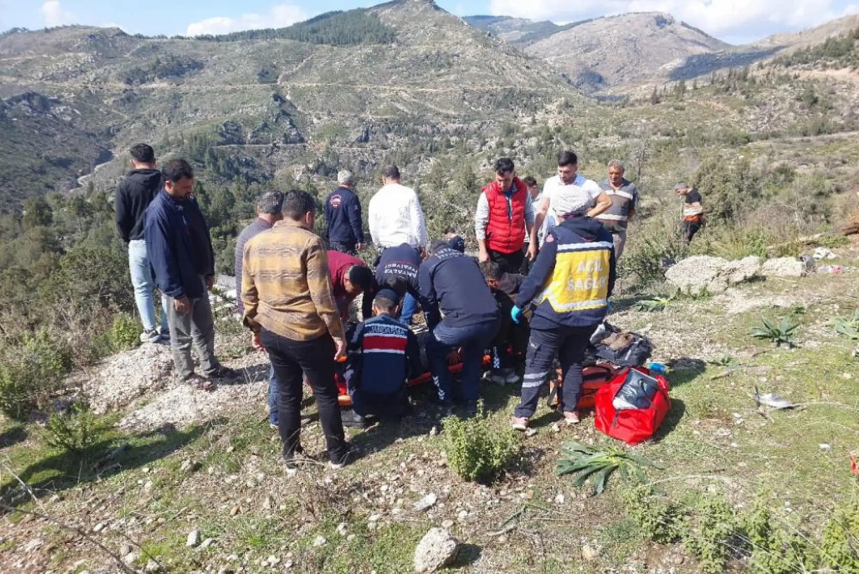 Kamyon şarampole yuvarlandı Feci kazada 2 yaralı