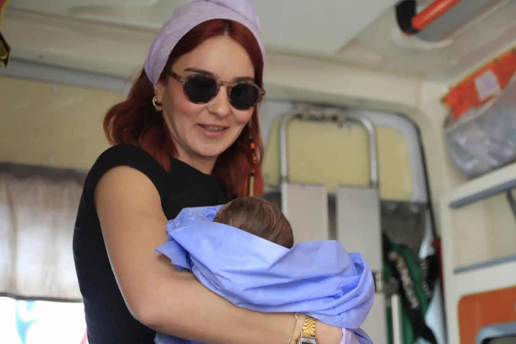 Hurdaya dönen araçtan çıkan bebek ve çocuğa '112 Acil Anne'