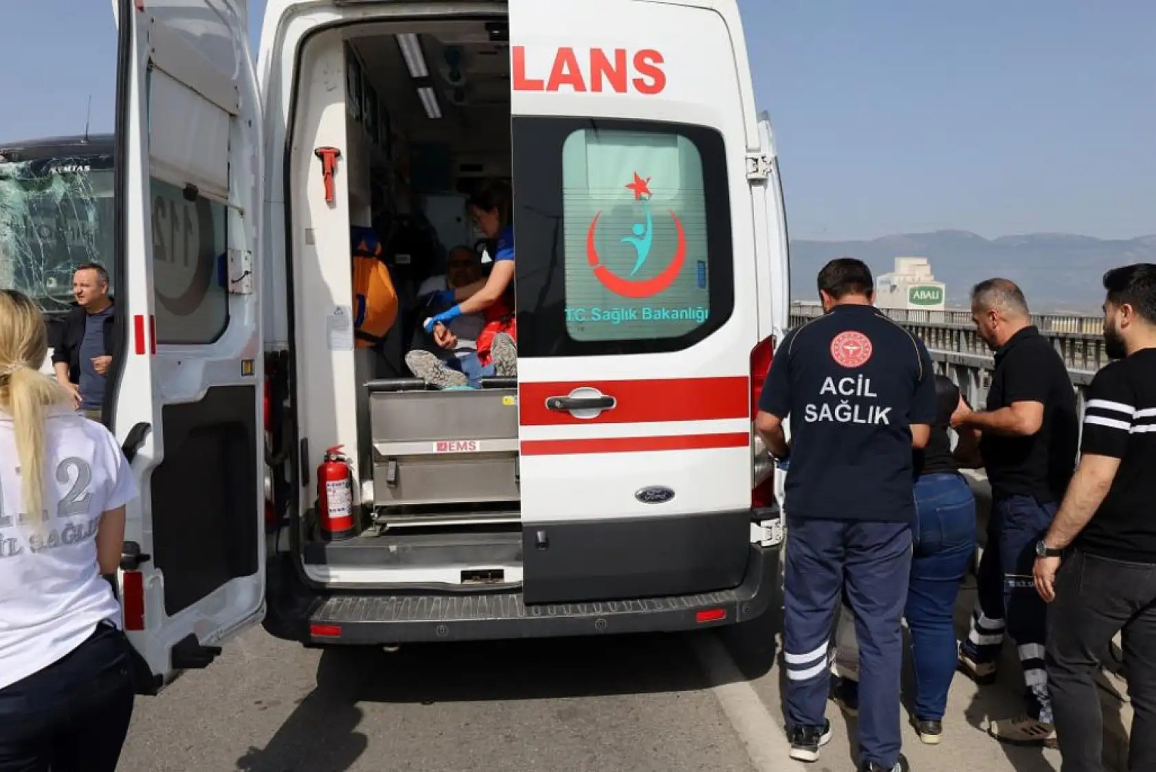 İşçi servisleri kaza yaptı 35 işçi yaralandı