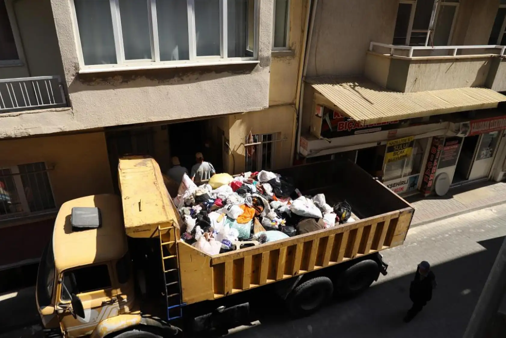 'Kötü koku' ihbarı çöp evi ortaya çıkardı: 7 kamyon çöp temizlendi
