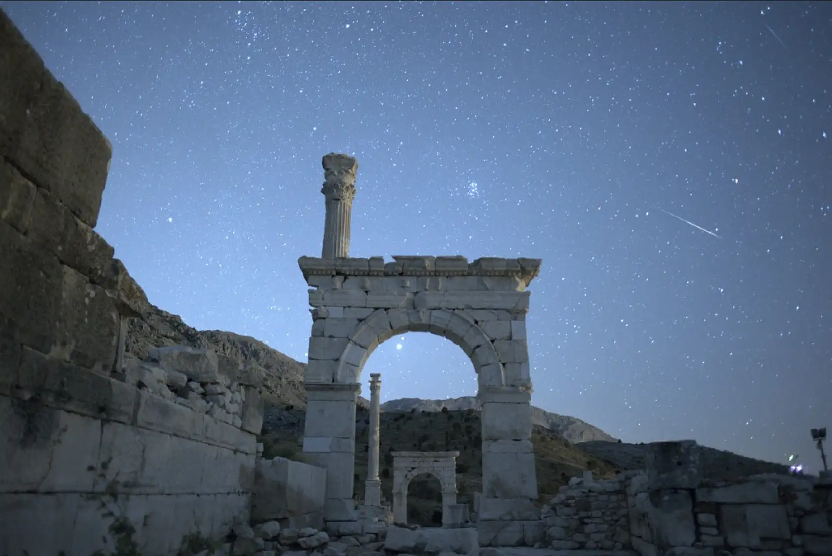 Burdur'un görkemli tarihi yapıları gökyüzünün ışıltılı şovuna tanıklık etti
