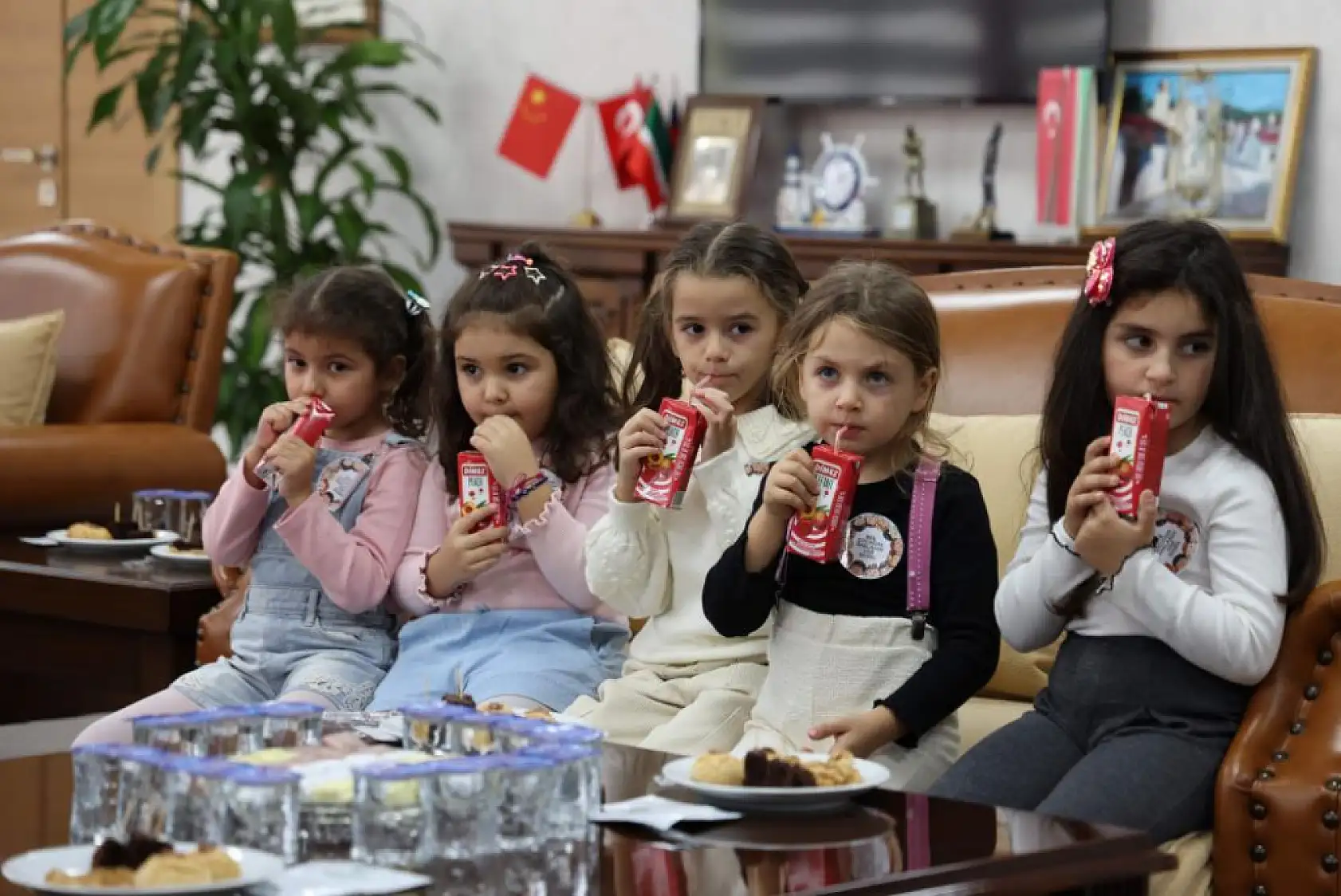 Başkan Ünlü, minik misafirlerini ağırladı