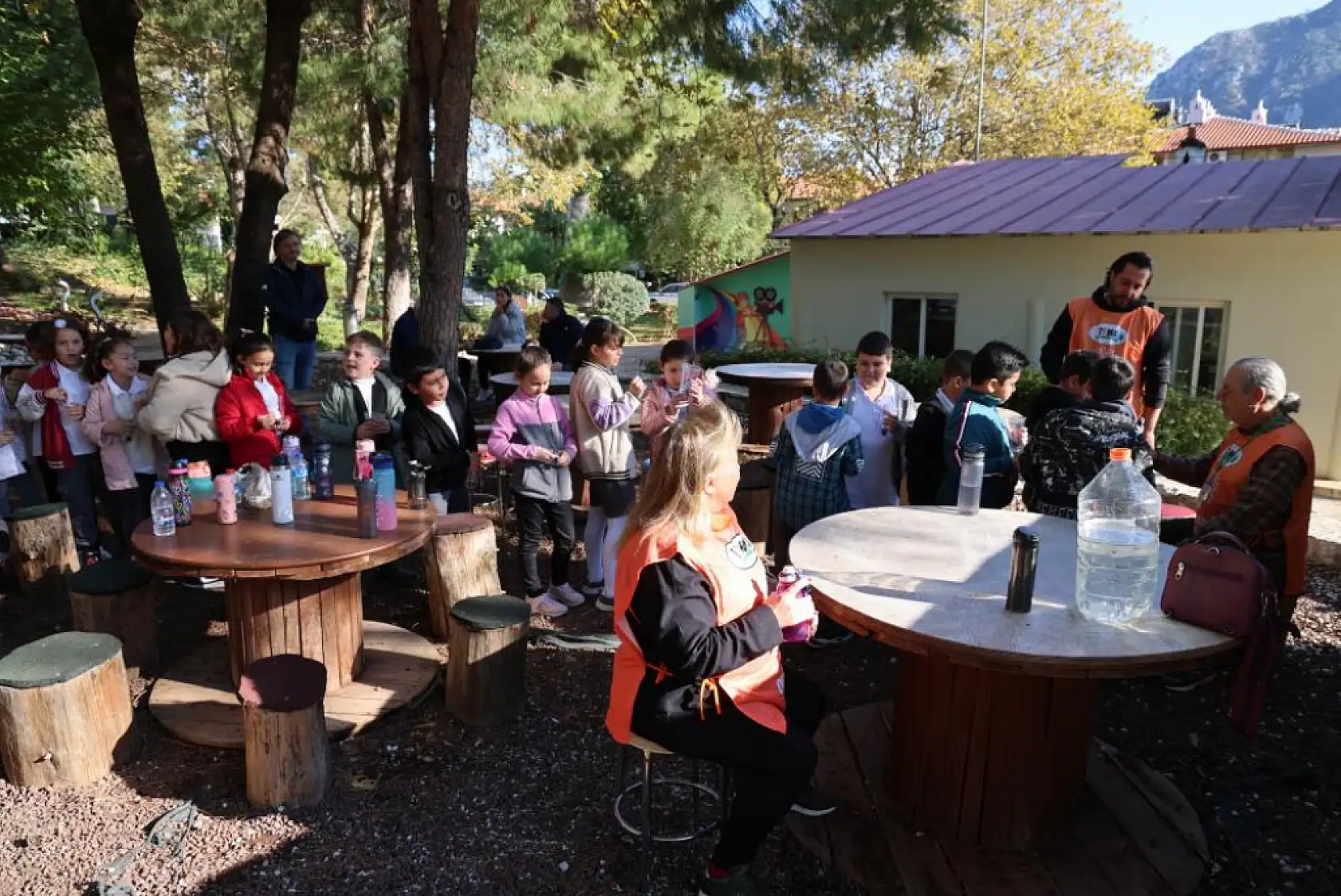 Marmaris'te minik eller toprakla buluştu