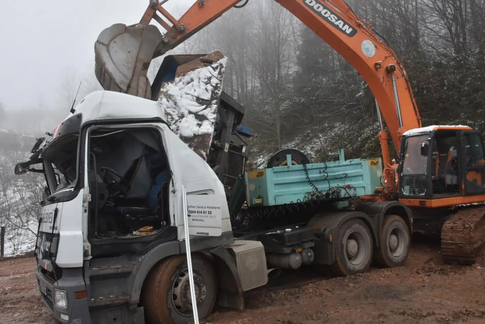 Feci kaza: Taş kırma makinesi, tırın kupasına devrildi