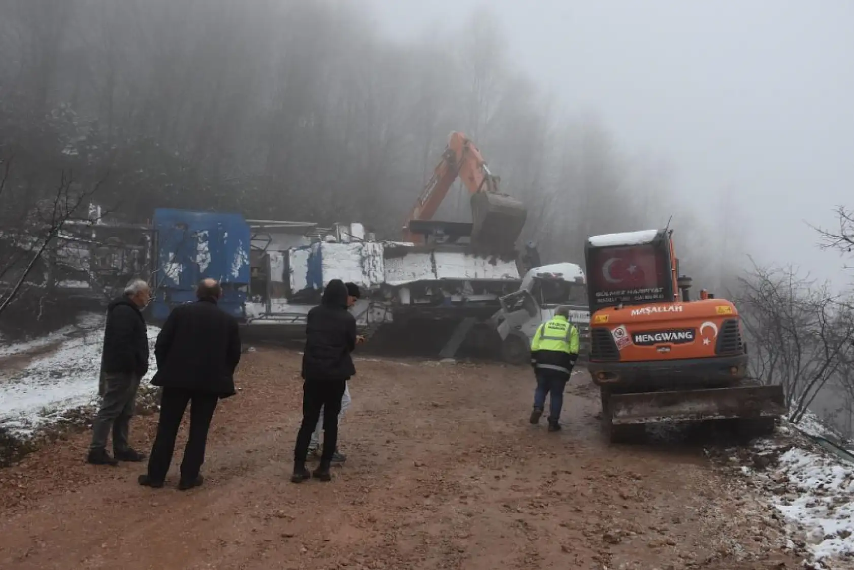 Feci kaza: Taş kırma makinesi, tırın kupasına devrildi