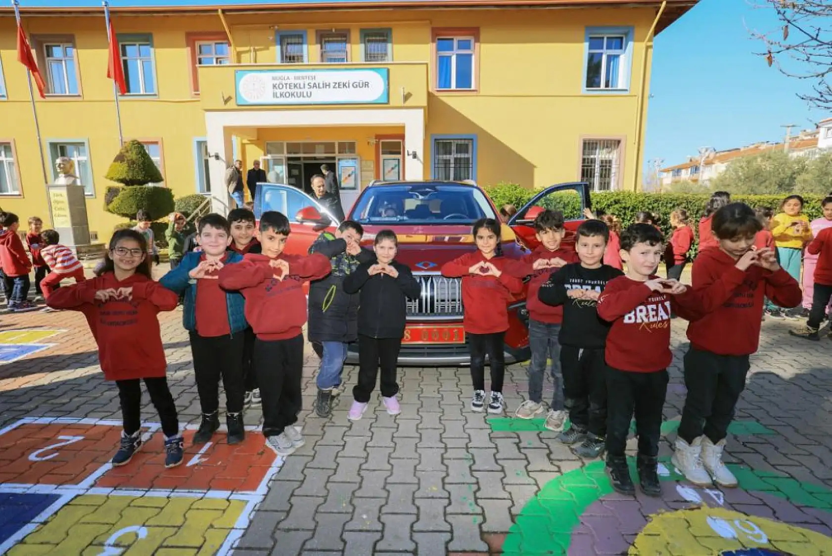 Vali Akbıyık çocukların TOGG talebini geri çevirmedi