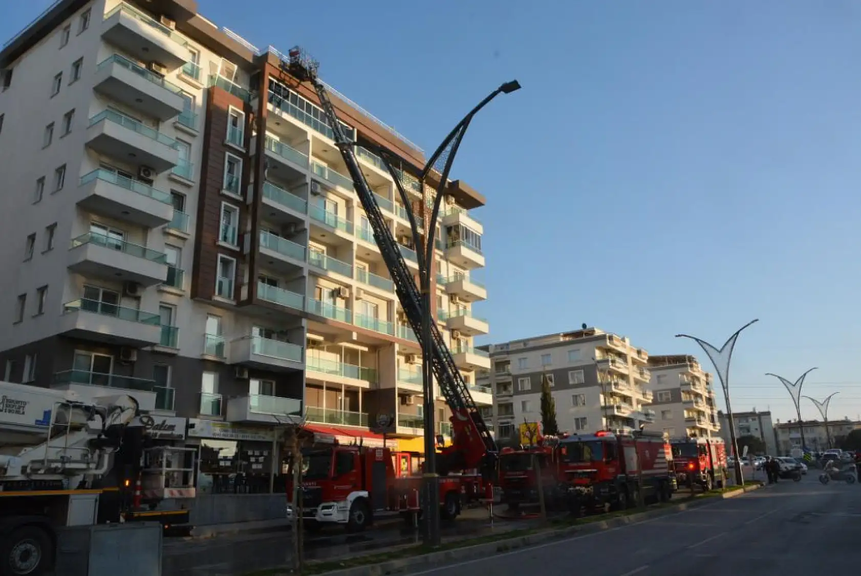 Facianın eşiğinden dönüldü! 7 katlı binada çıkan yangın paniğe yol açtı