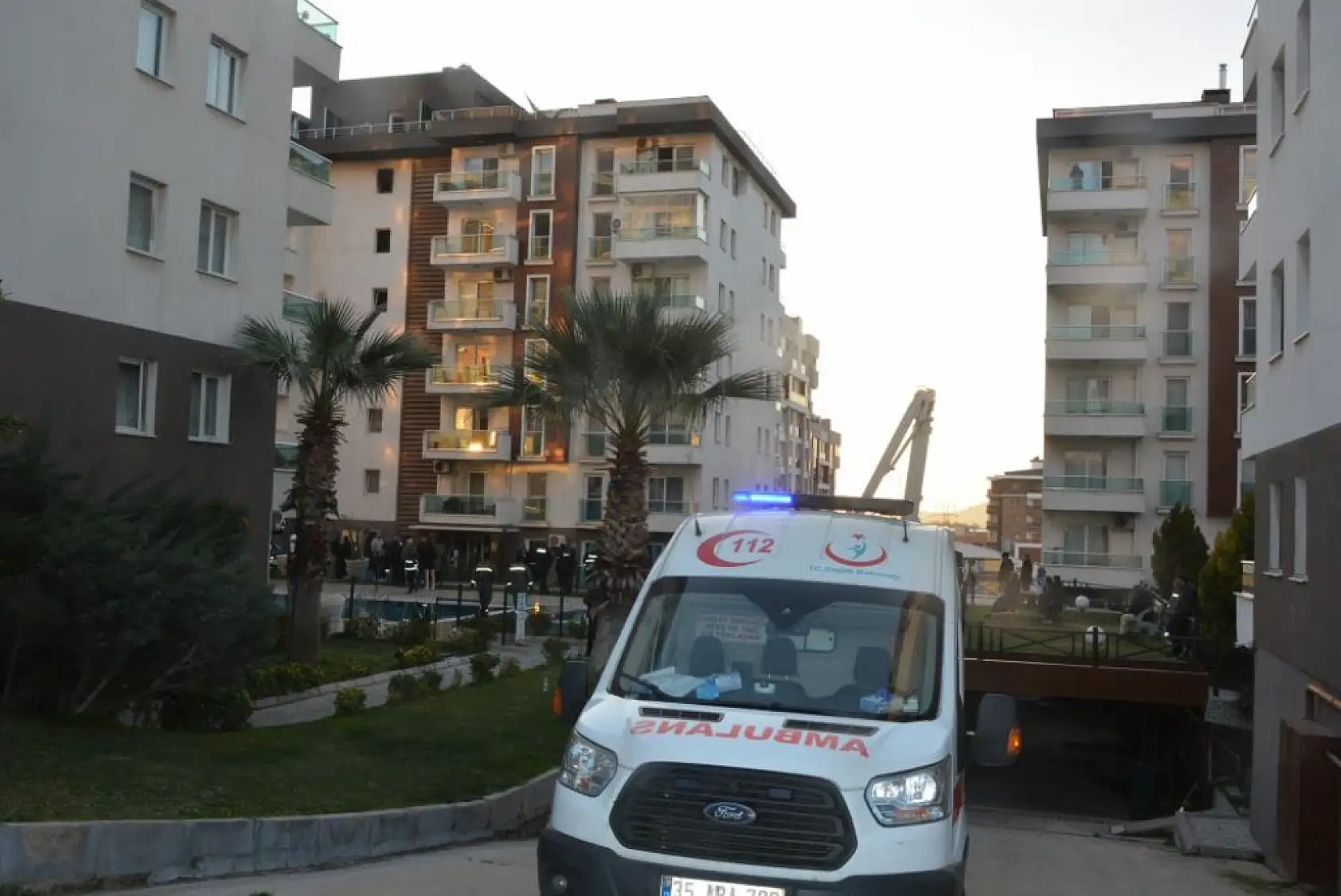 Facianın eşiğinden dönüldü! 7 katlı binada çıkan yangın paniğe yol açtı