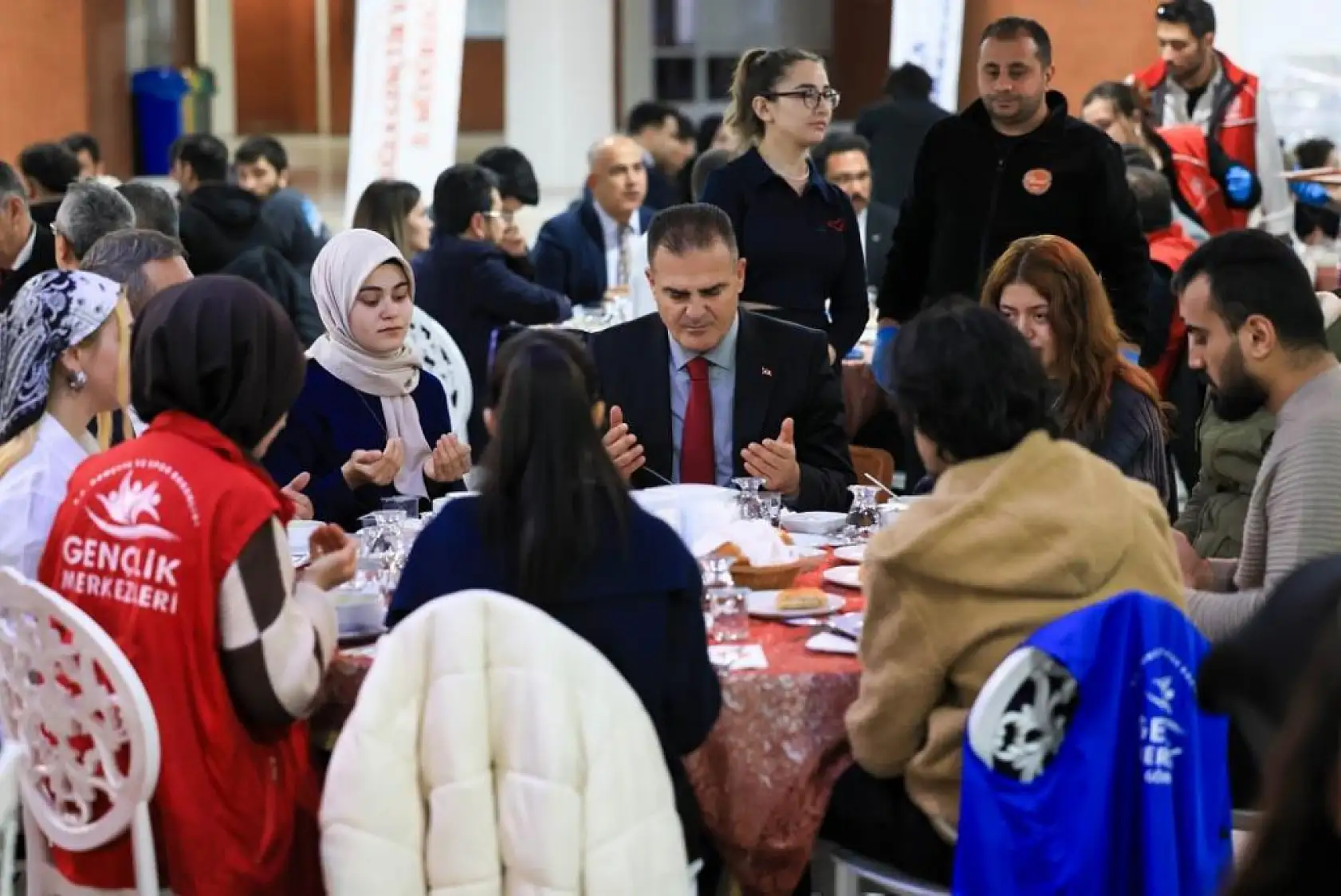 Vali Akbıyık, gençlerle iftar programında buluştu