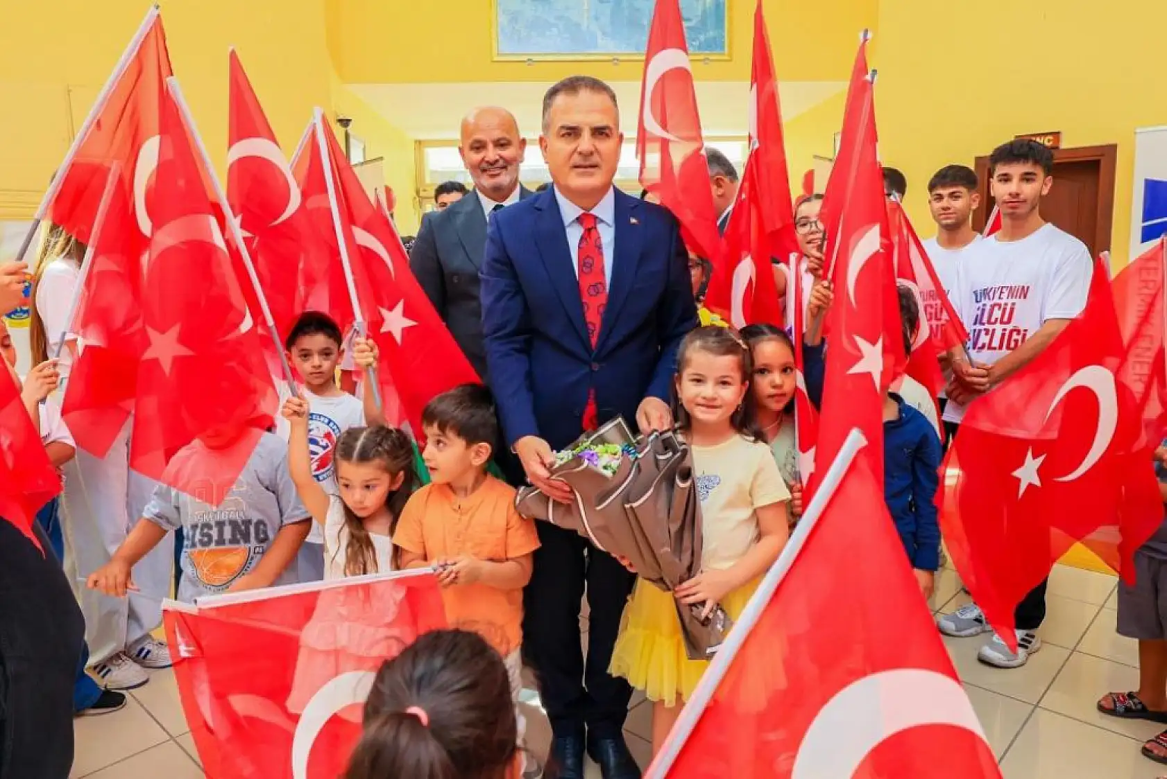 Vali Akbıyık, koruyucu aile Günü'nde Yatağan'da ailelerle buluştu