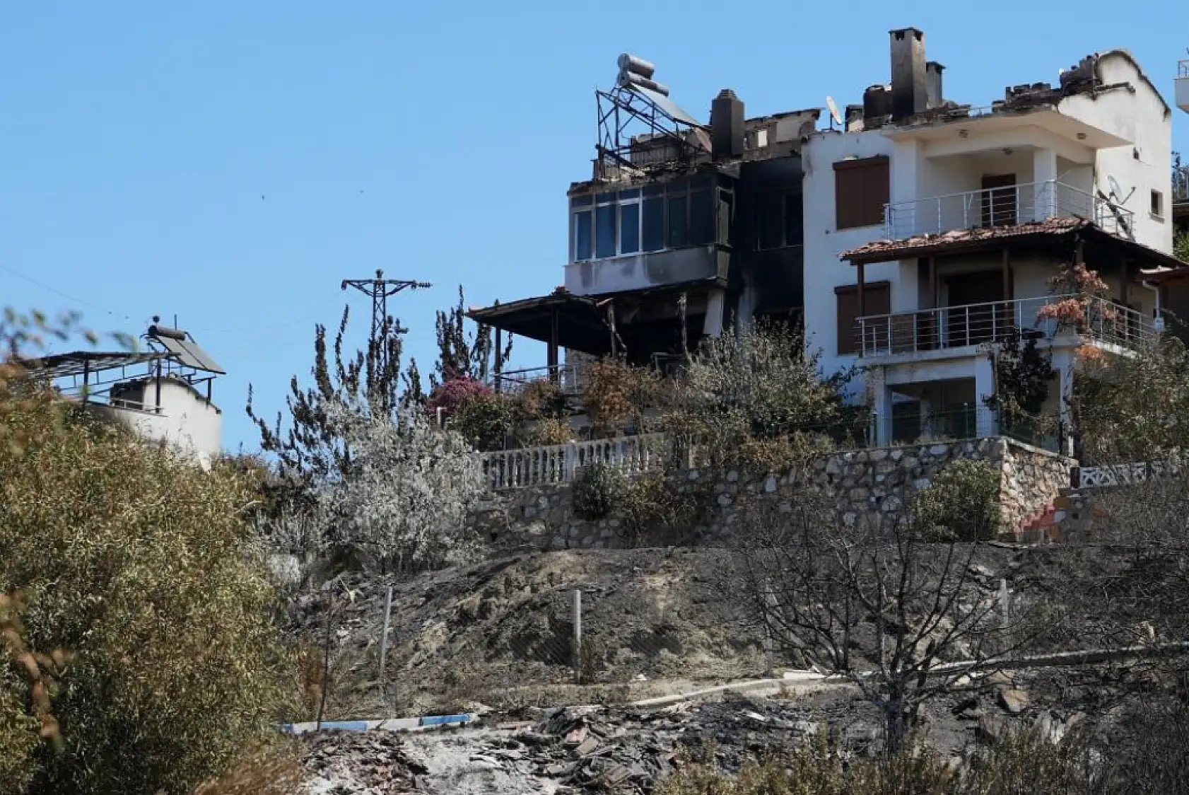 İzmir'deki Orman Yangını Geride Enkaz ve Gözyaşı Bıraktı