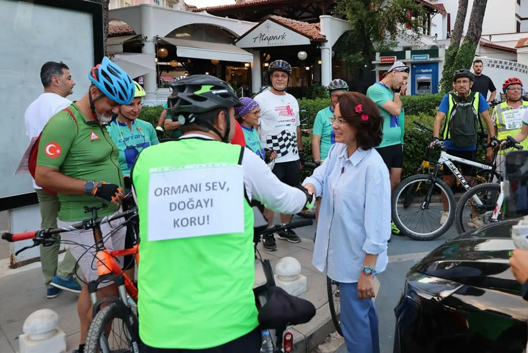Bisikletçiler orman yangınlarına dikkat çekmek için pedalladı