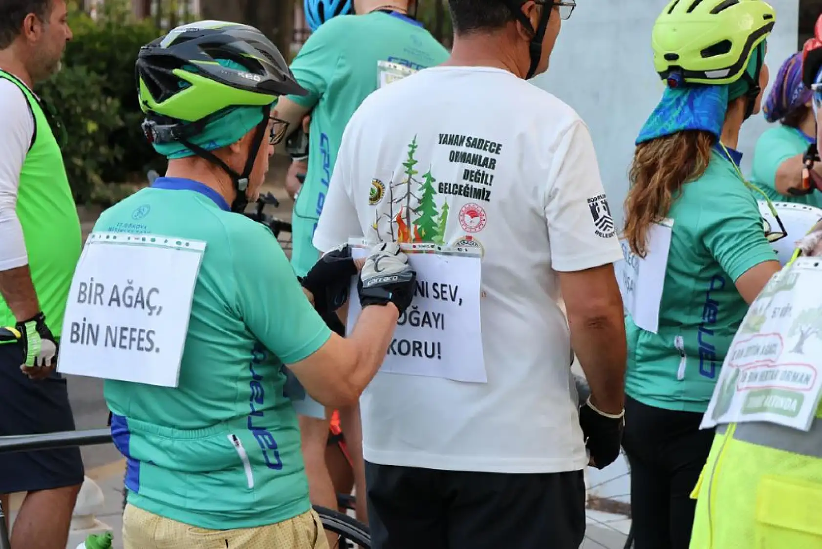 Bisikletçiler orman yangınlarına dikkat çekmek için pedalladı