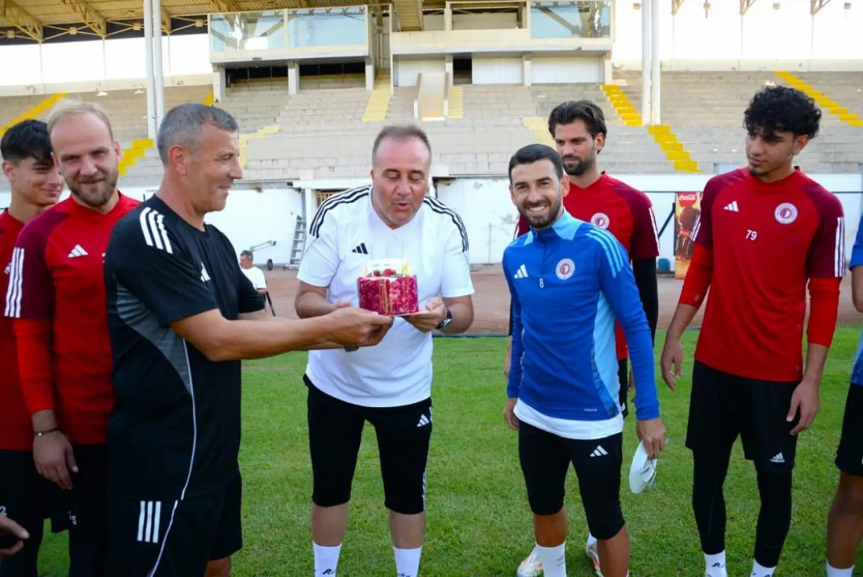 Fethiyespor Teknik direktörü Dinçel'e Çifte Doğum Günü Kutlaması