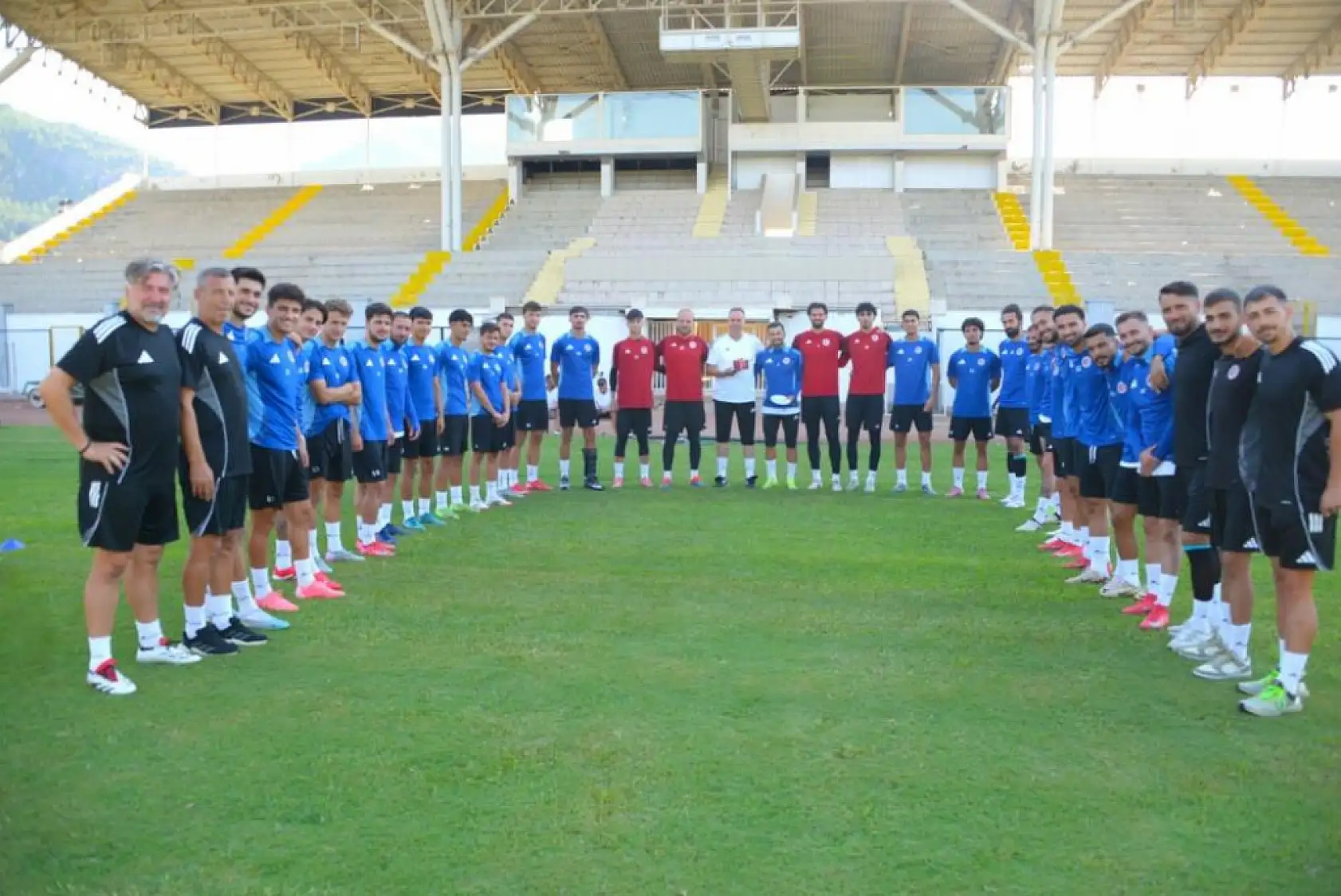 Fethiyespor Teknik direktörü Dinçel'e Çifte Doğum Günü Kutlaması