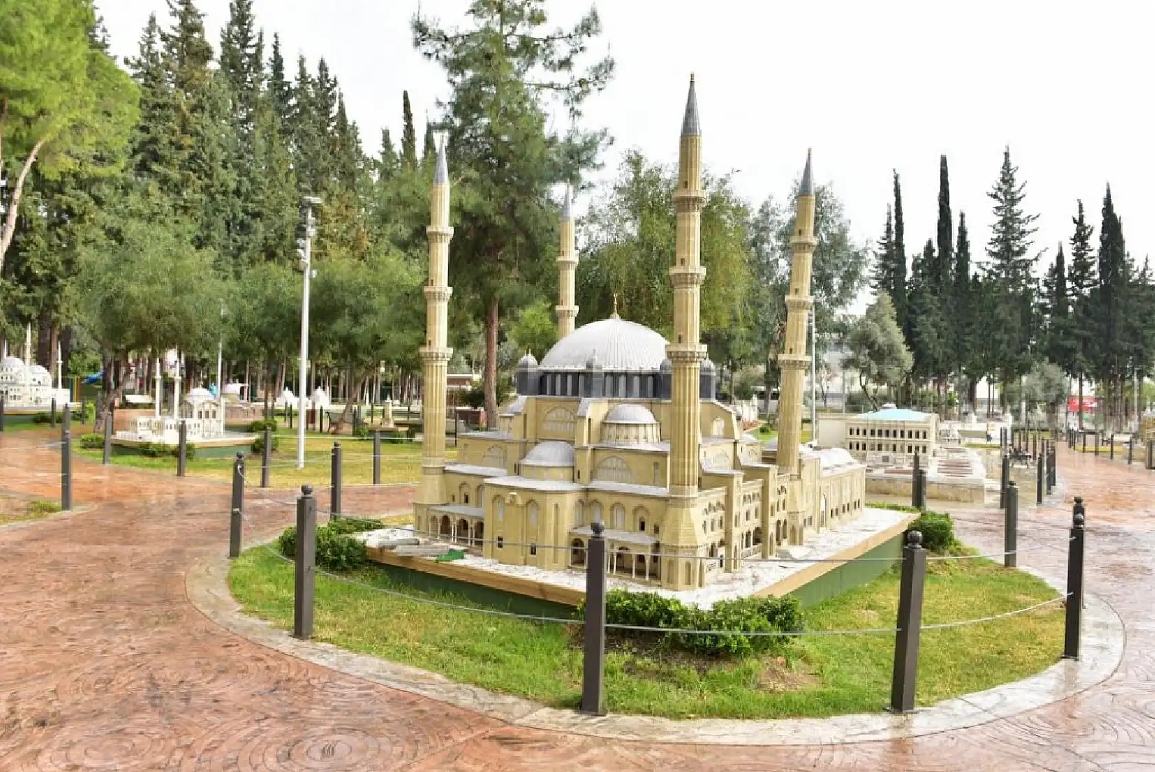 Antalya Kepez'te Açık Hava Müzesi: Muğla Dahil Türkiye'nin 81 İlinden Minyatür Tarihi Eserler Sergileniyor