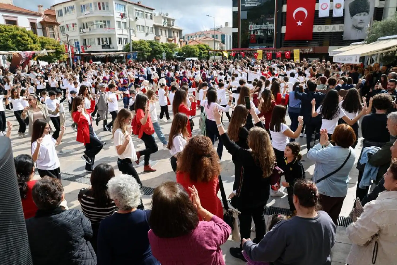 MTK Koleji'nden 'Adım Adım Cumhuriyet' Zeybek gösterisi