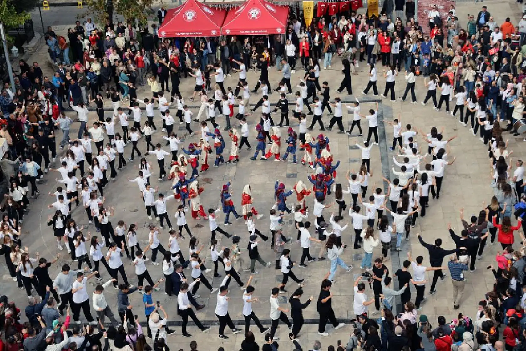 MTK Koleji'nden 'Adım Adım Cumhuriyet' Zeybek gösterisi