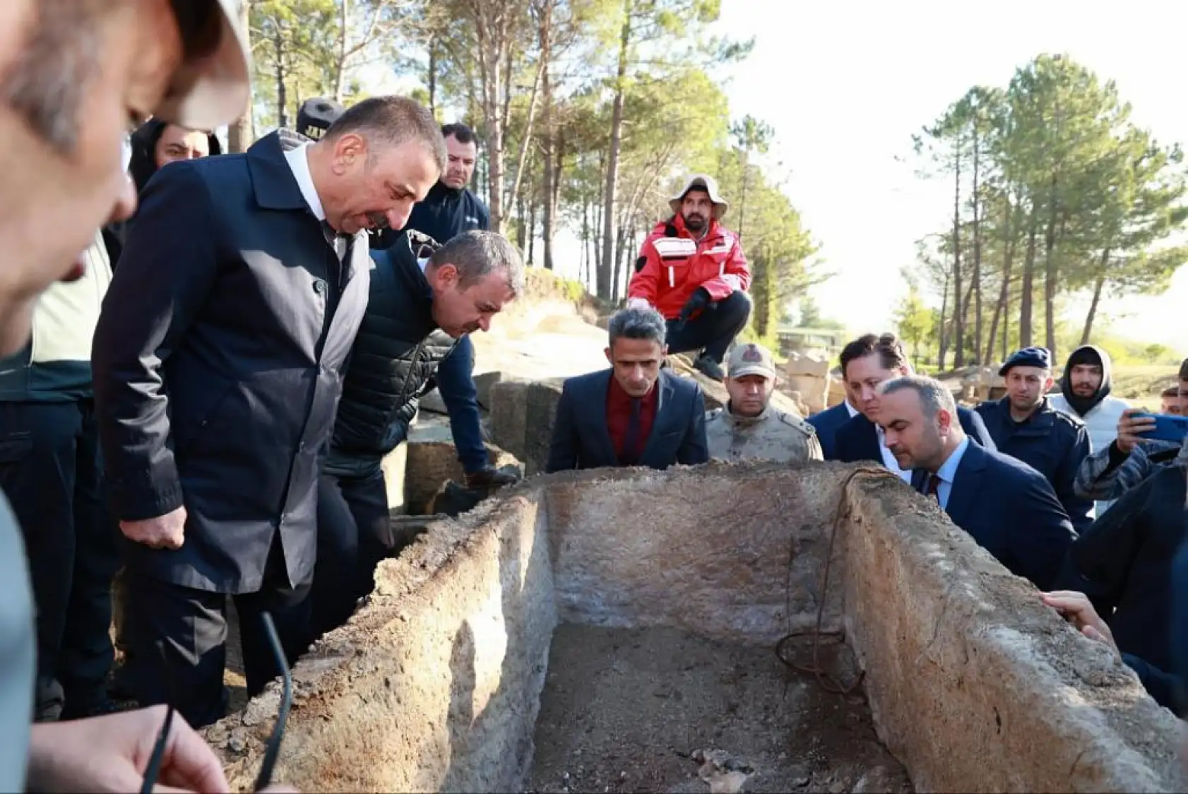 Tios Antik Kenti'nde bulunan Roma Dönemi lahitleri törenle açıldı
