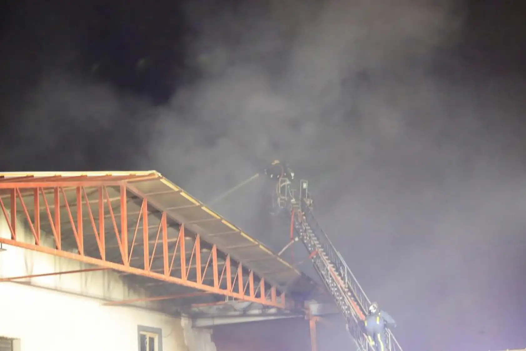 Paketleme fabrikası alev alev yandı